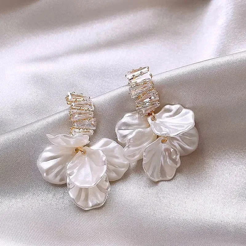 Exaggerated White Flower French Ins Imitation Pearl Romantic Big Earring