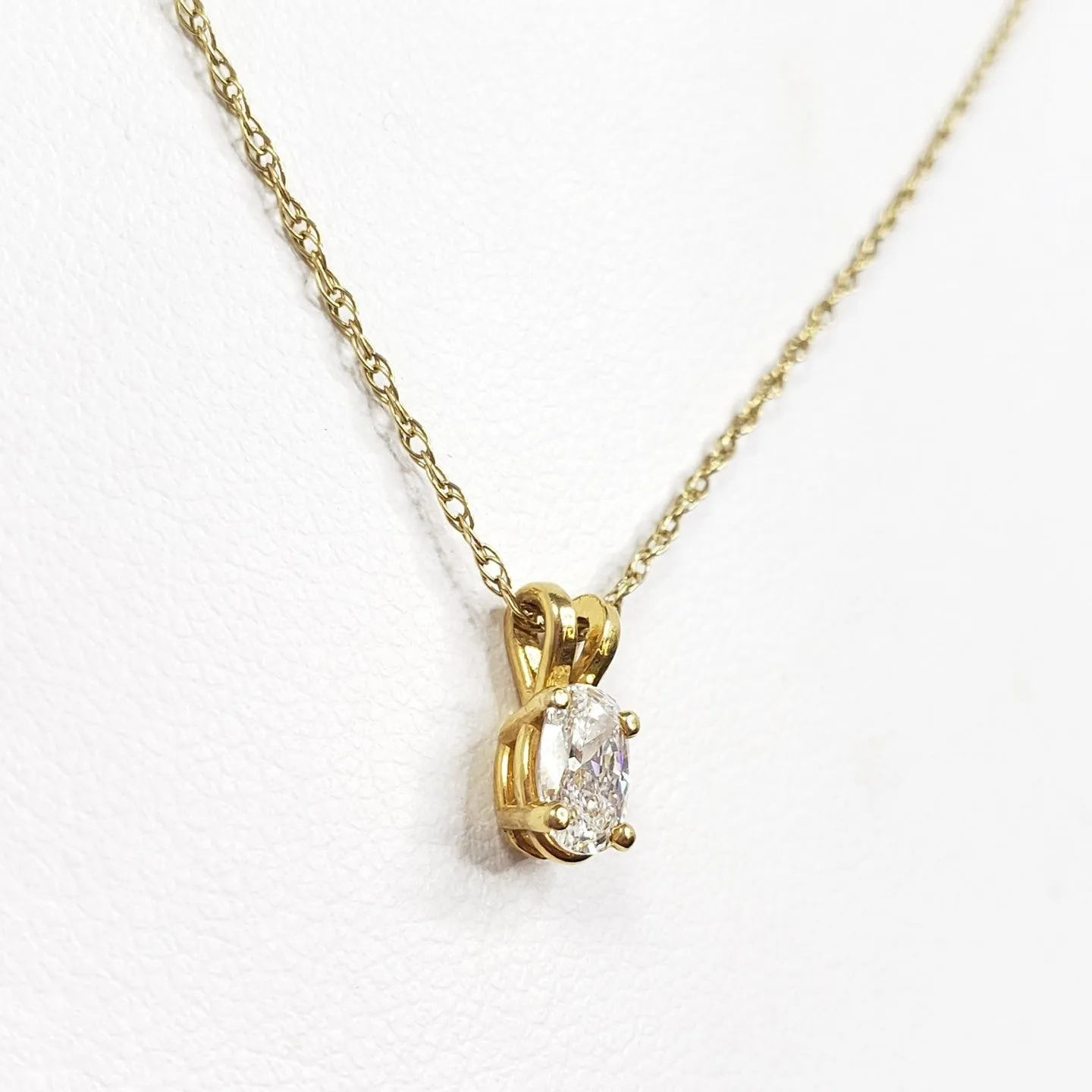 OVAL DIAMOND YELLOW GOLD PENDANT