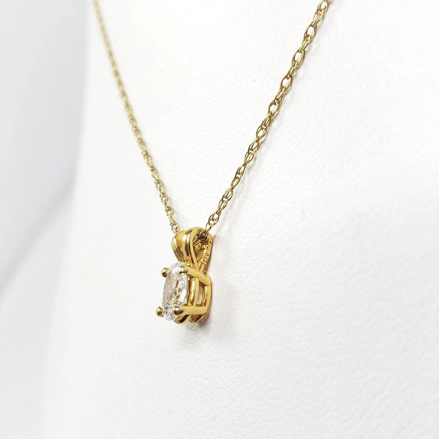 OVAL DIAMOND YELLOW GOLD PENDANT