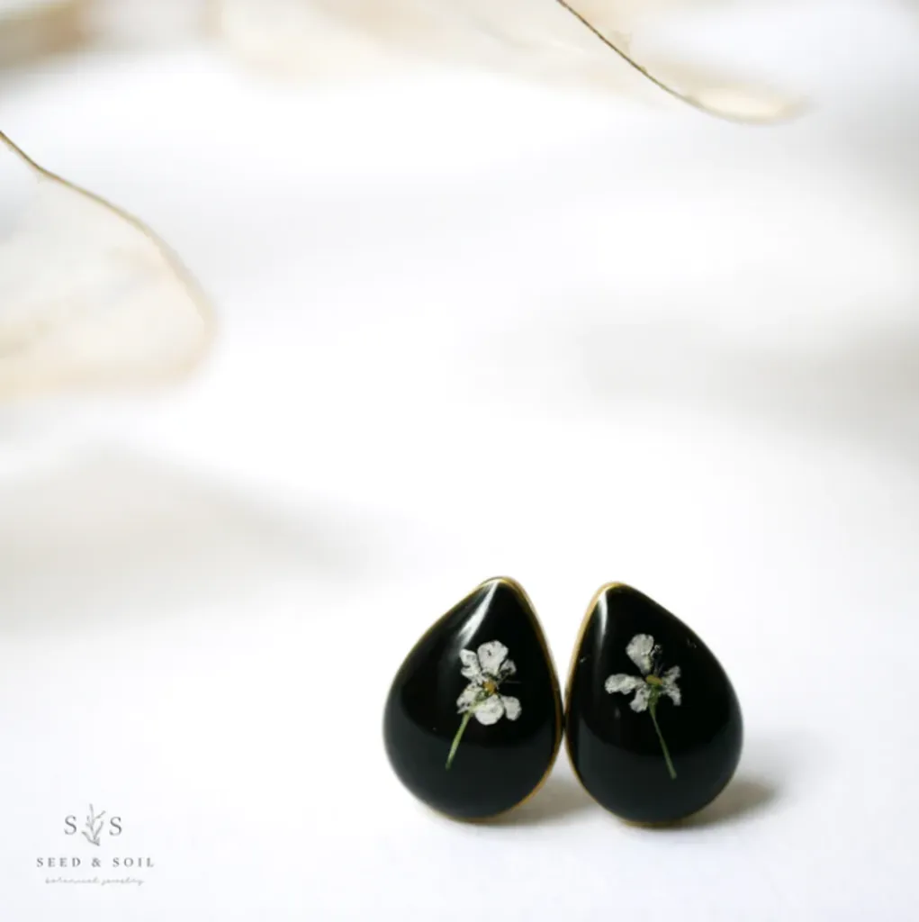 Tiny Teardrop Cameo Studs - Queen Anne's Lace